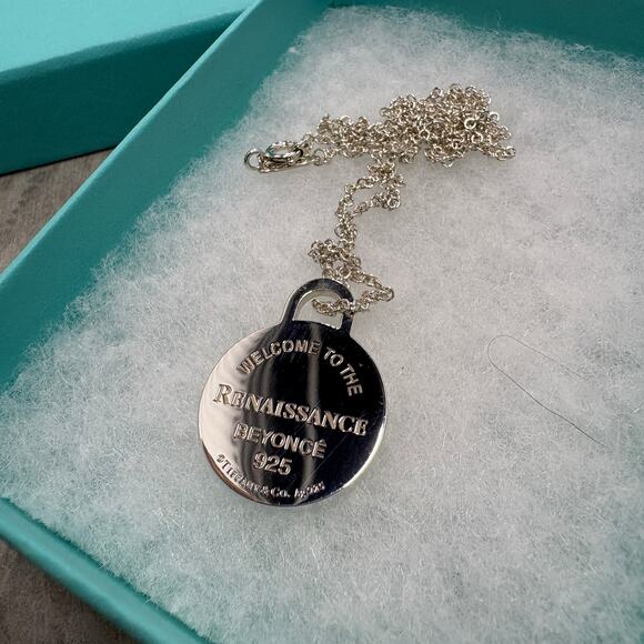 Tiffany x Beyoncé Return to Tiffany Medium Necklace Sterling Silver - Picture 4 of 7